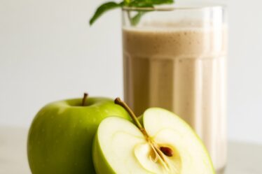 apple nutmeg detox shake