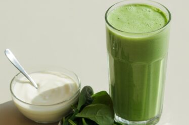 spinach yogurt protein shake
