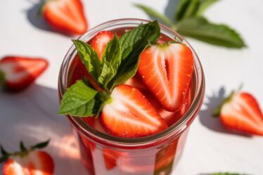 strawberry mint skin detox