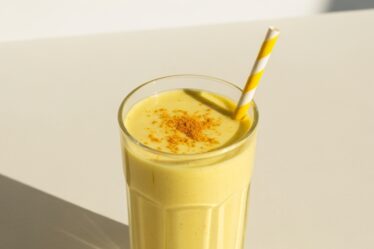 turmeric almond milk drink