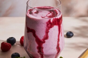 yogurt berry cleanse shake
